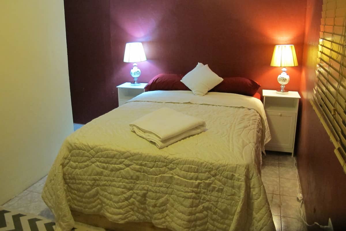 Standard Double Room, Private Bathroom | Meja, katil bayi/kot (percuma), katil lipat simpan/tambahan