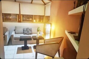 32-英寸纯平电视 （配备有线频道）、电视