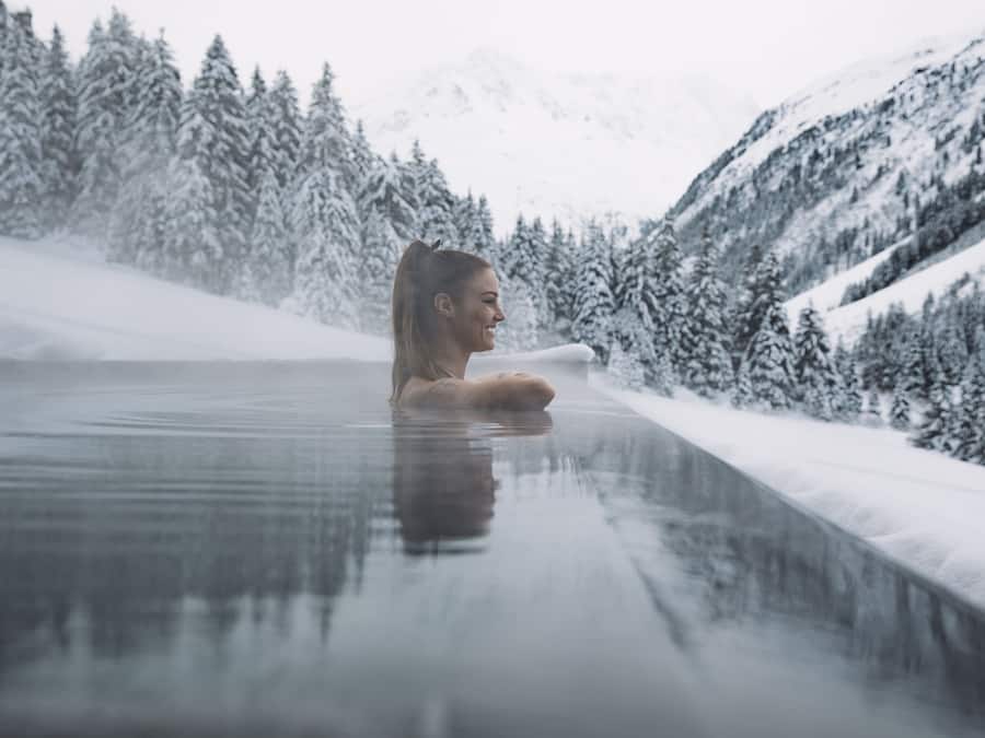 2 Innenpools, Außenpool, Liegestühle