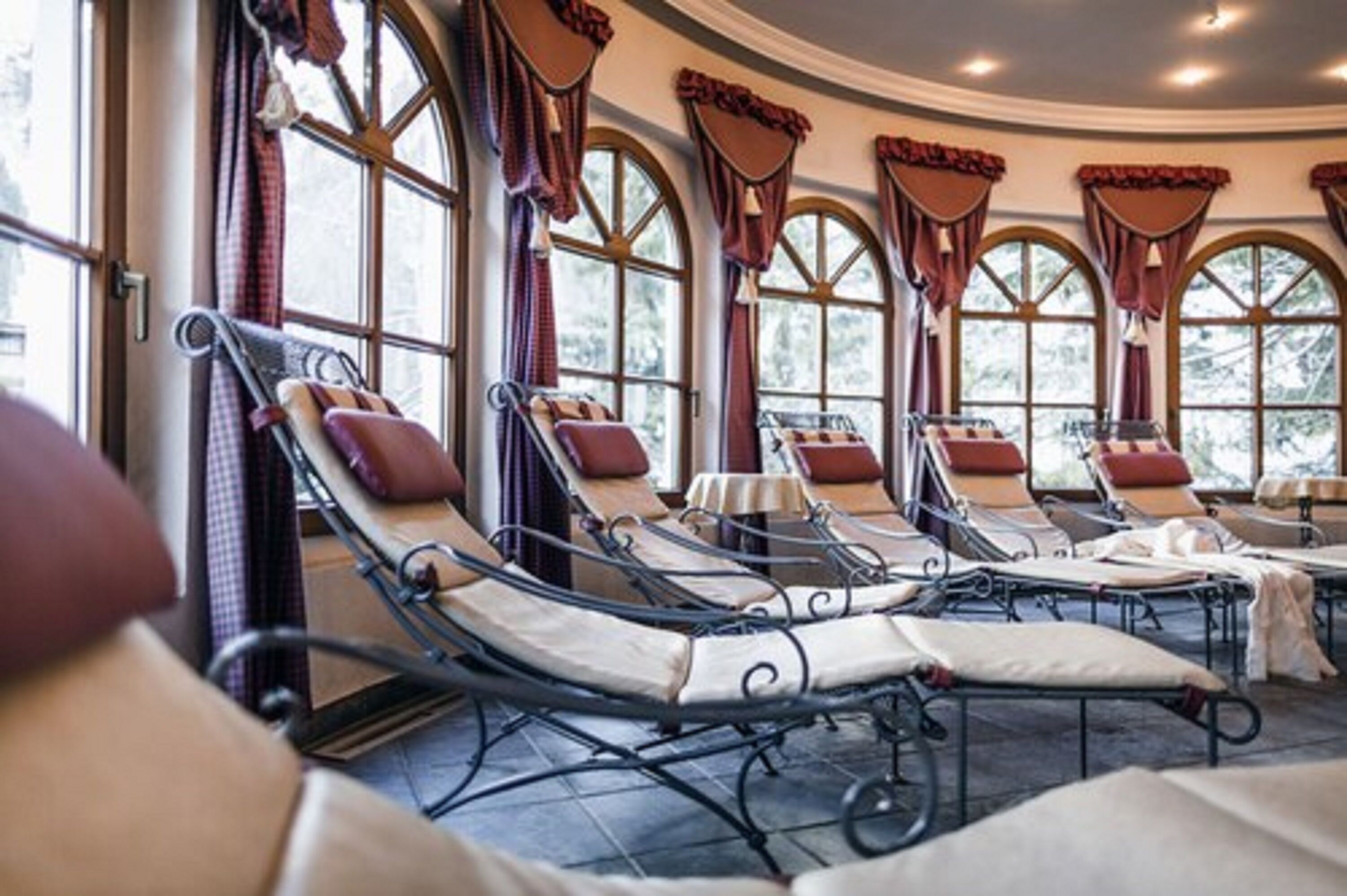 2 室内游泳池，室外游泳池，11:00 至 19:00 开放 ，日光浴躺椅