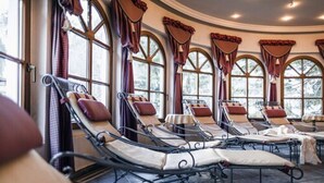 A sunroom with multiple reclining chairs, large windows, and curtains. - Alpine Resort Sportalm (Sankt Leonhard im Pitztal)