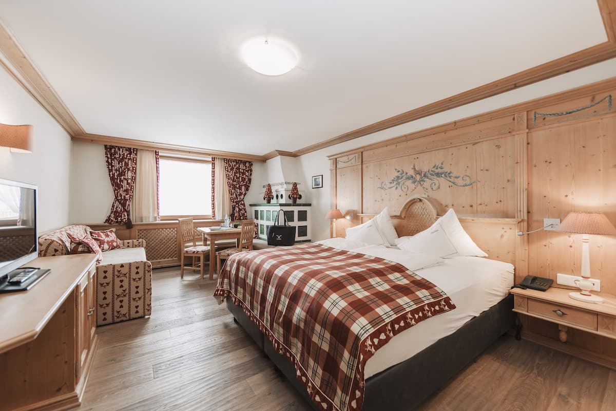 Double Room (Bergheimat) | Hypo-allergenic bedding, in-room safe, desk, soundproofing