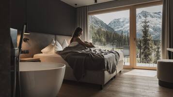 Suite Deluks | Seprai antialergi, brankas, meja kerja, dan kedap suara