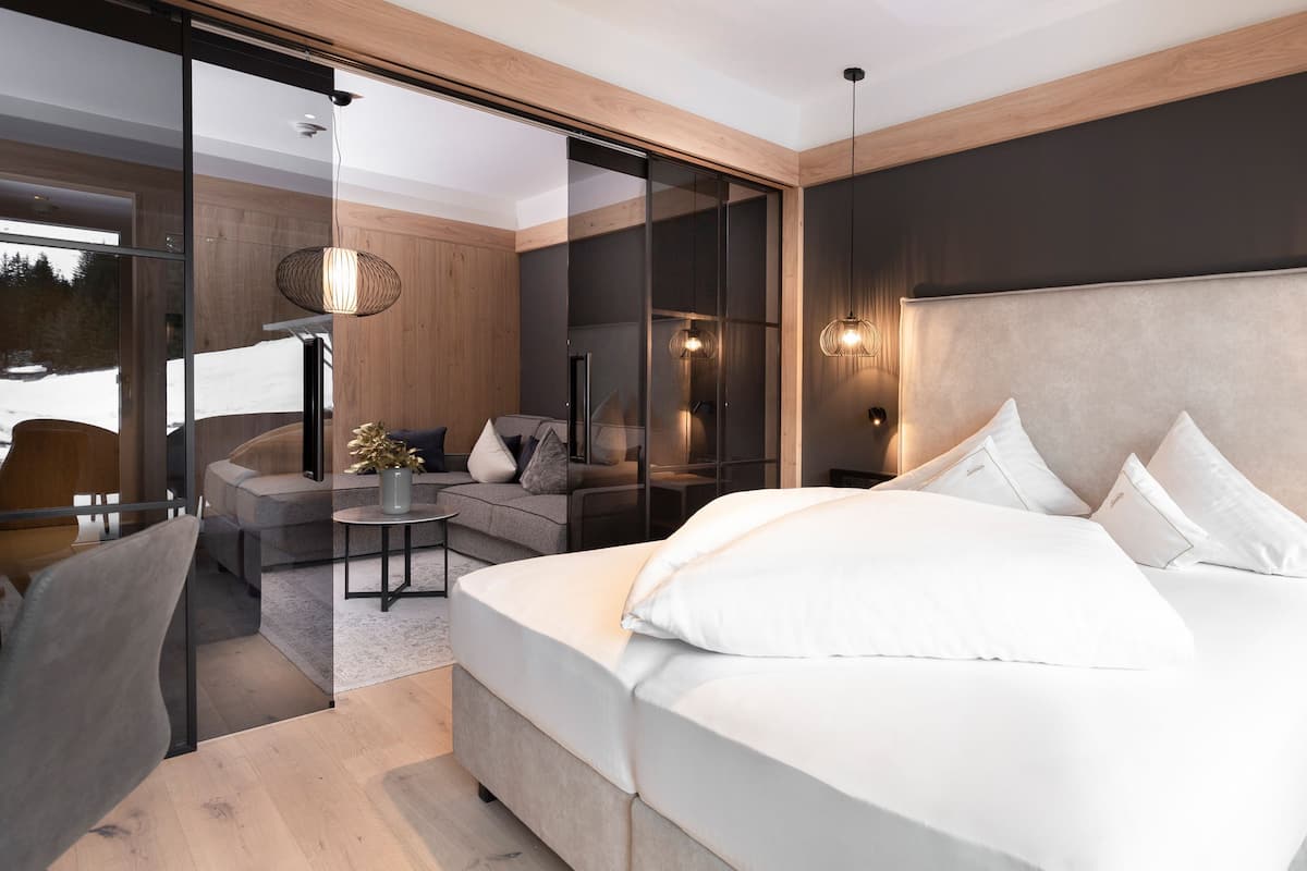 Suite (Bergwasser) | Hypo-allergenic bedding, in-room safe, desk, soundproofing