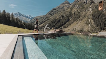 2 piscinas cubiertas, una piscina al aire libre, tumbonas