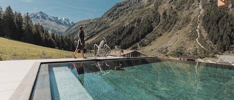 2 Innenpools, Außenpool, Liegestühle