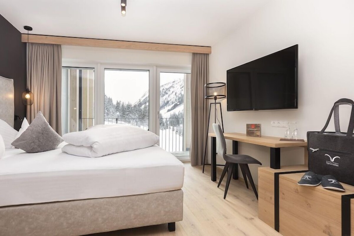 Hypo-allergenic bedding, in-room safe, desk, soundproofing