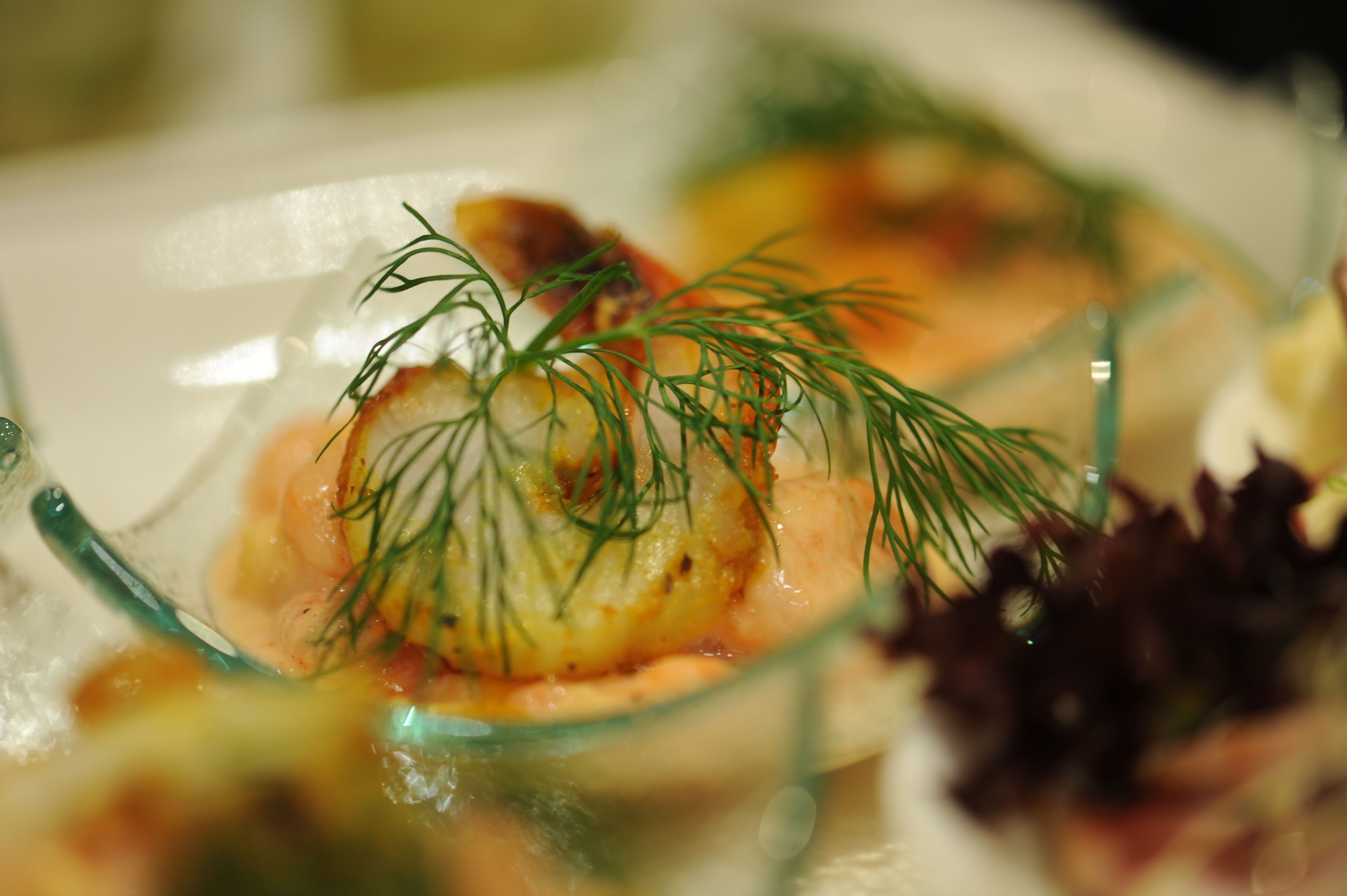 Une vue rapprochée d’un plat nappé d’une sauce crémeuse, décoré d’aneth.