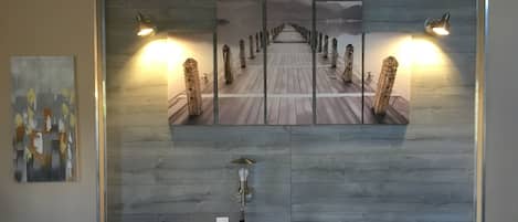 House, Ensuite (The Henhouse)