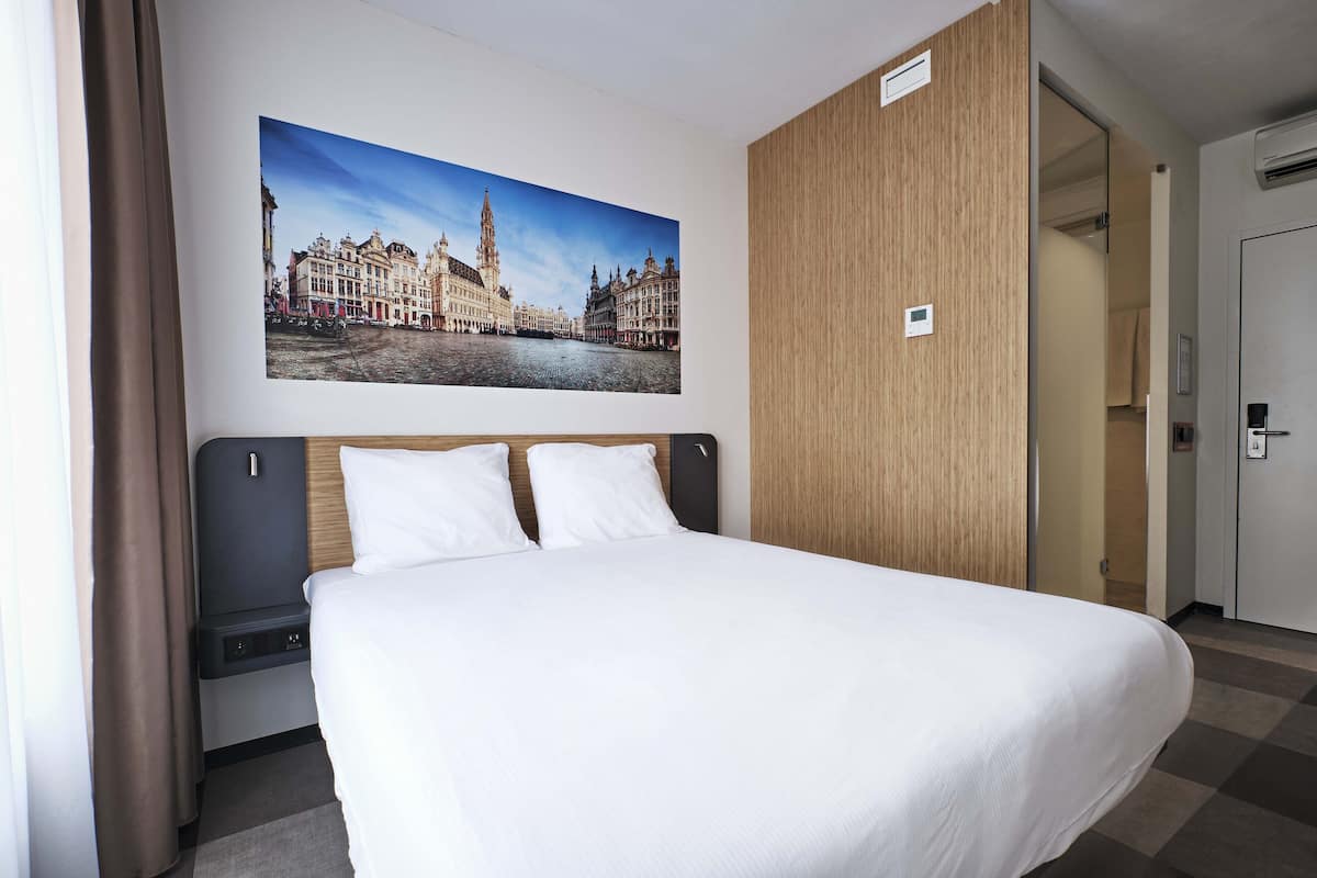 Standard Double Room | Desk, iron/ironing board, free WiFi, bed sheets