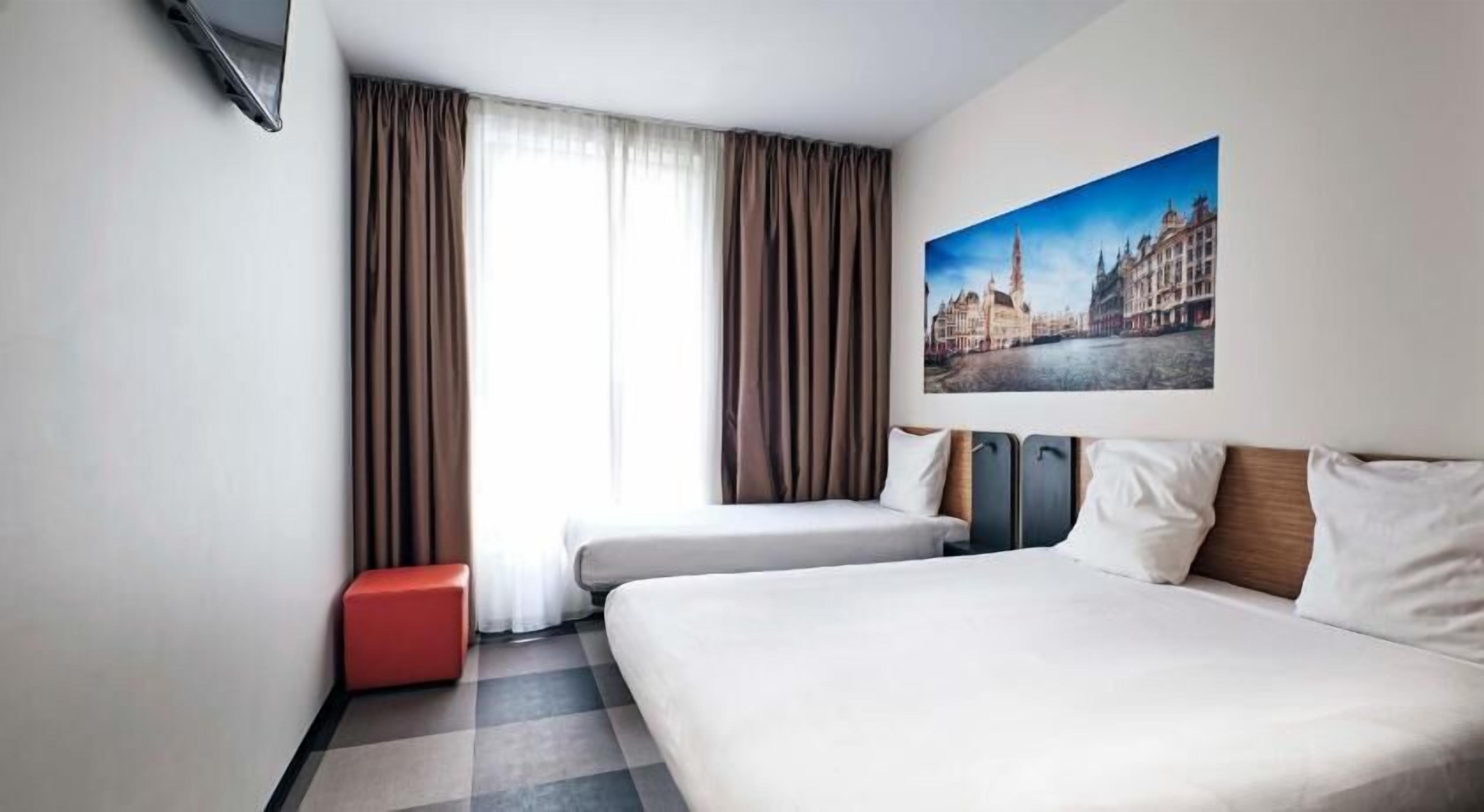 Escritorio, sistema de insonorización y tabla de planchar con plancha 