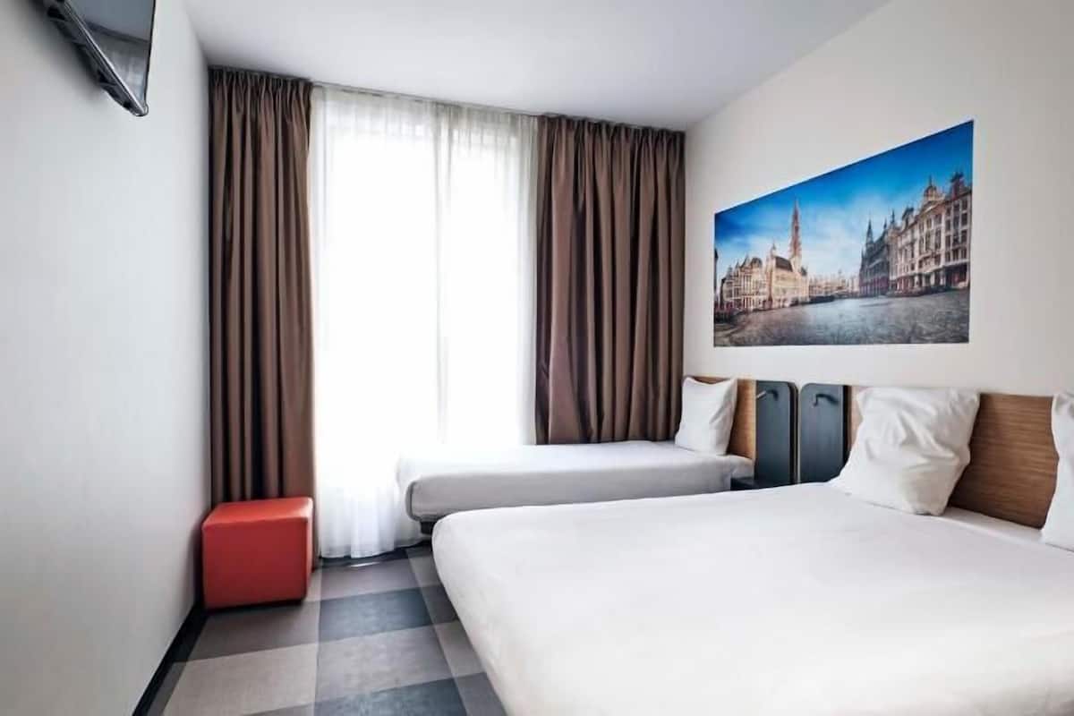 Escritorio, sistema de insonorización y tabla de planchar con plancha