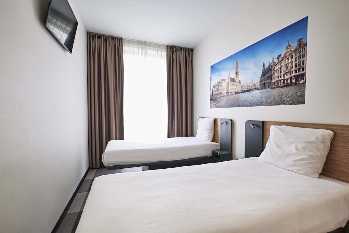 Standard Twin Room | Desk, iron/ironing board, free WiFi, bed sheets