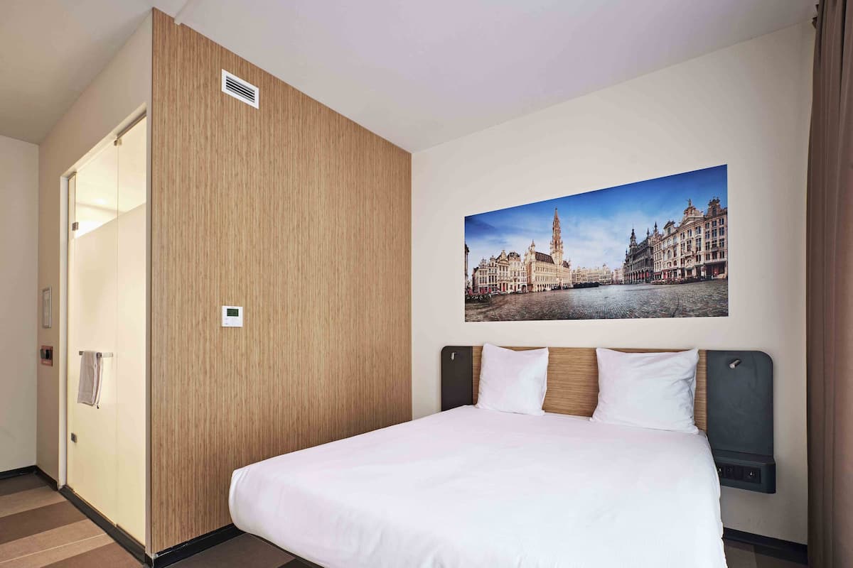 Desk, iron/ironing board, free WiFi, bed sheets