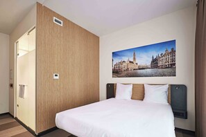 Bedden met traagschuimmatras, een bureau, geluiddichte muren