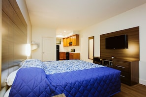 Suíte empresarial, 1 cama King, para não fumantes, cozinha | Quartos à prova de som, Wi-Fi de cortesia, roupa de cama