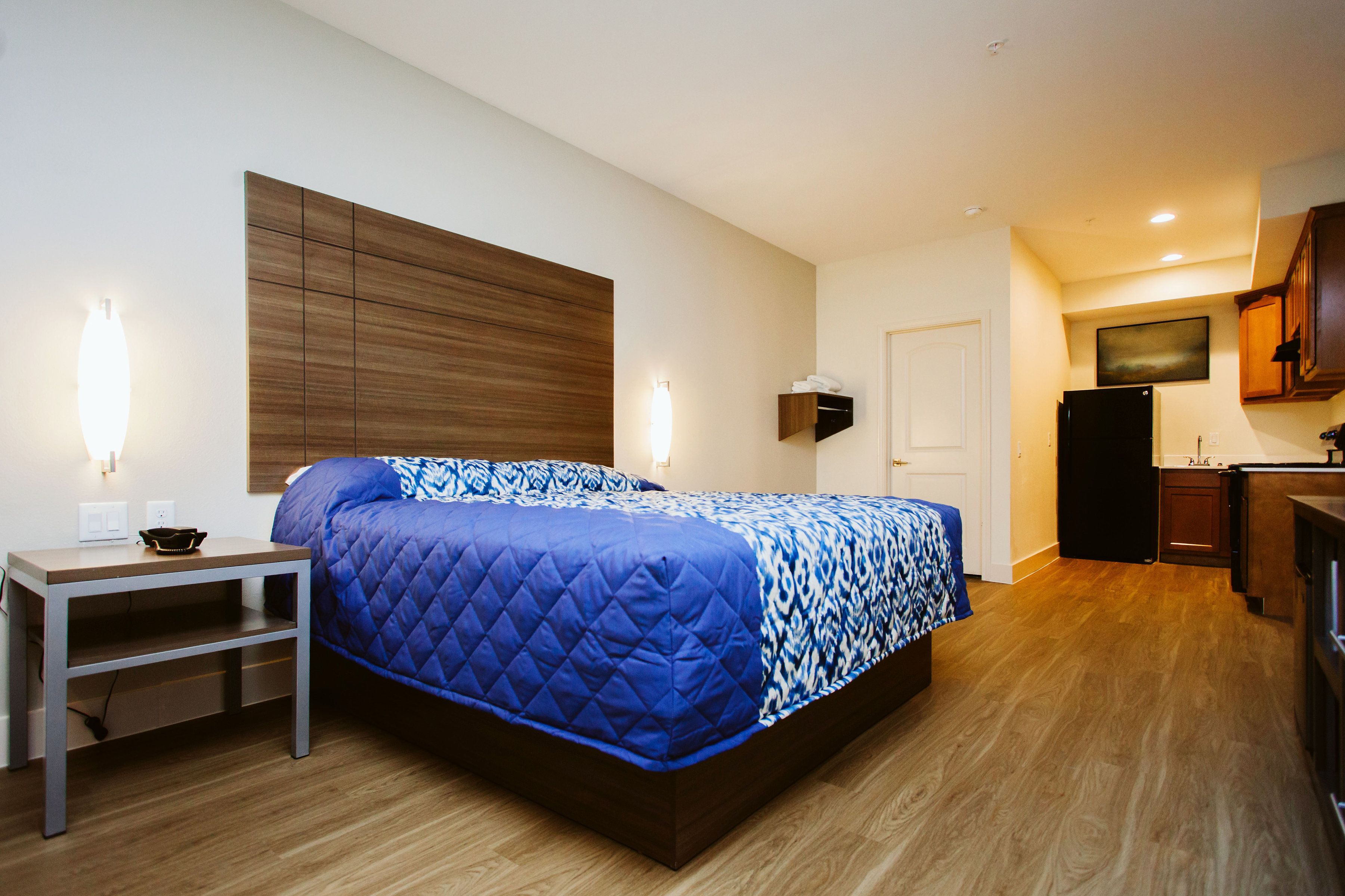 Un dormitorio con cama, mesita de noche y armario empotrado.
