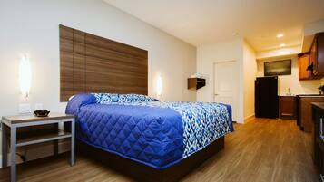 Un dormitorio con cama, mesita de noche y armario empotrado.