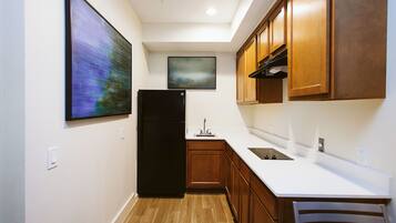 Queen/Queen Kitchen Business Suite, 2 Queen Beds, Non Smoking, Kitchenette | Soundproofing, free WiFi, bed sheets