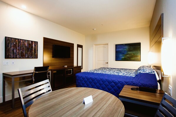 King Business Room, Non Smoking, Refrigerator & Microwave - Palace Inn Westpark (Houston)