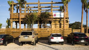Una estructura de madera con un letrero que dice "CAMP COYOTE".