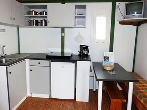 Bungalow, 2 habitaciones (Azur) | Cocineta privada | Refrigerador, parrilla de estufa y utensilios de cocina 