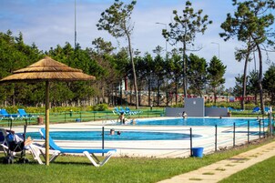 Una piscina al aire libre de temporada