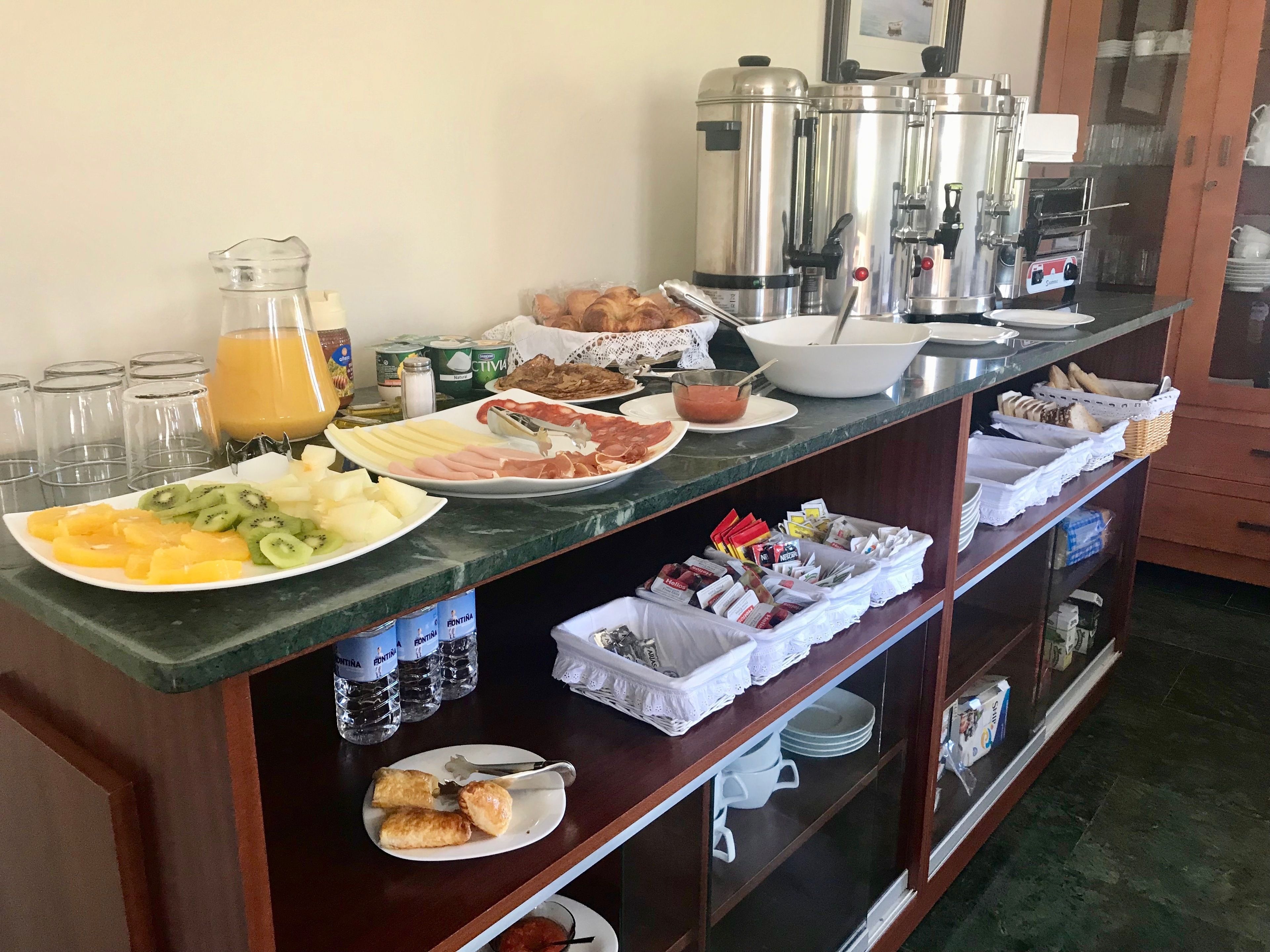 Café da manhã com buffet grátis todos os dias