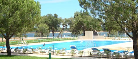 Una piscina al aire libre de temporada