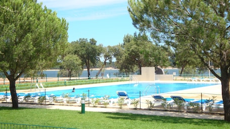 Una piscina al aire libre de temporada