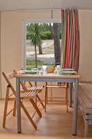 Bungalow, 2 Bedrooms (Neptuno) | In-room dining