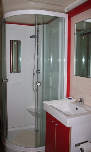 Bungalow, 2 habitaciones (Mediterrâneo) | Baño | Regadera y toallas 
