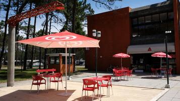 รับประทานอาหารกลางแจ้ง