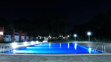 Una piscina al aire libre de temporada