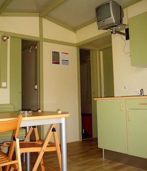 Bungalow, 2 Bedrooms (Mediterrâneo) | Private kitchenette | Fridge, stovetop, cookware/dishes/utensils