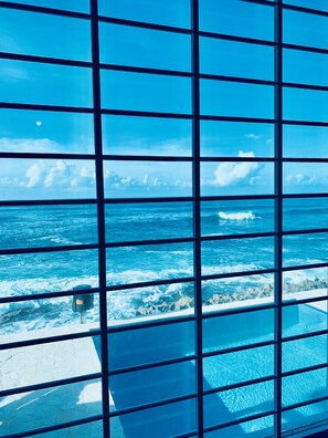 DV 104 Deluxe Ocean View Suite / Kitchenette / 2 Full Size Beds, Oceanfront Property | Vue sur la plage/l’océan