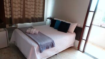 Quarto casal de uso individual | Frigobar, cortinas blackout, ferros/tábuas de passar roupa