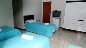 Chambre Quadruple | Minibar, rideaux occultants, fer et planche à repasser, Wi-Fi gratuit