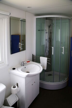 Bungalow, 2 Bedrooms (Neptuno) | Bathroom | Shower, towels - Parque de Campismo Orbitur Canidelo (Vila Nova de Gaia)