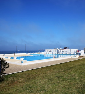 Piscine extérieure en saison