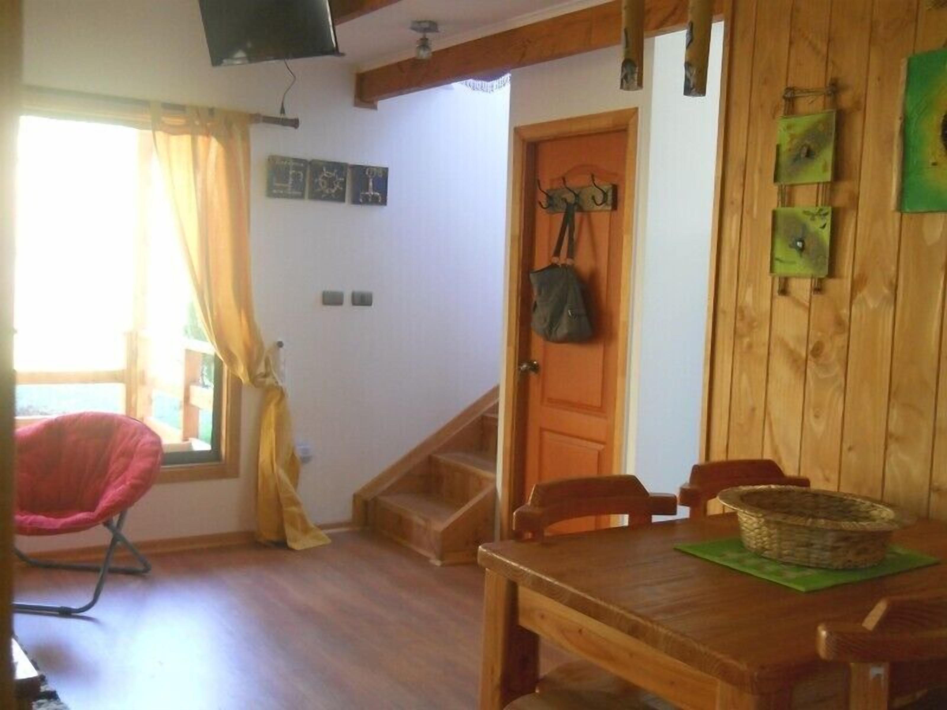 Bungalow familiar | Zona de estar | Televisión LED de 30 pulgadas con canales por cable, una televisión