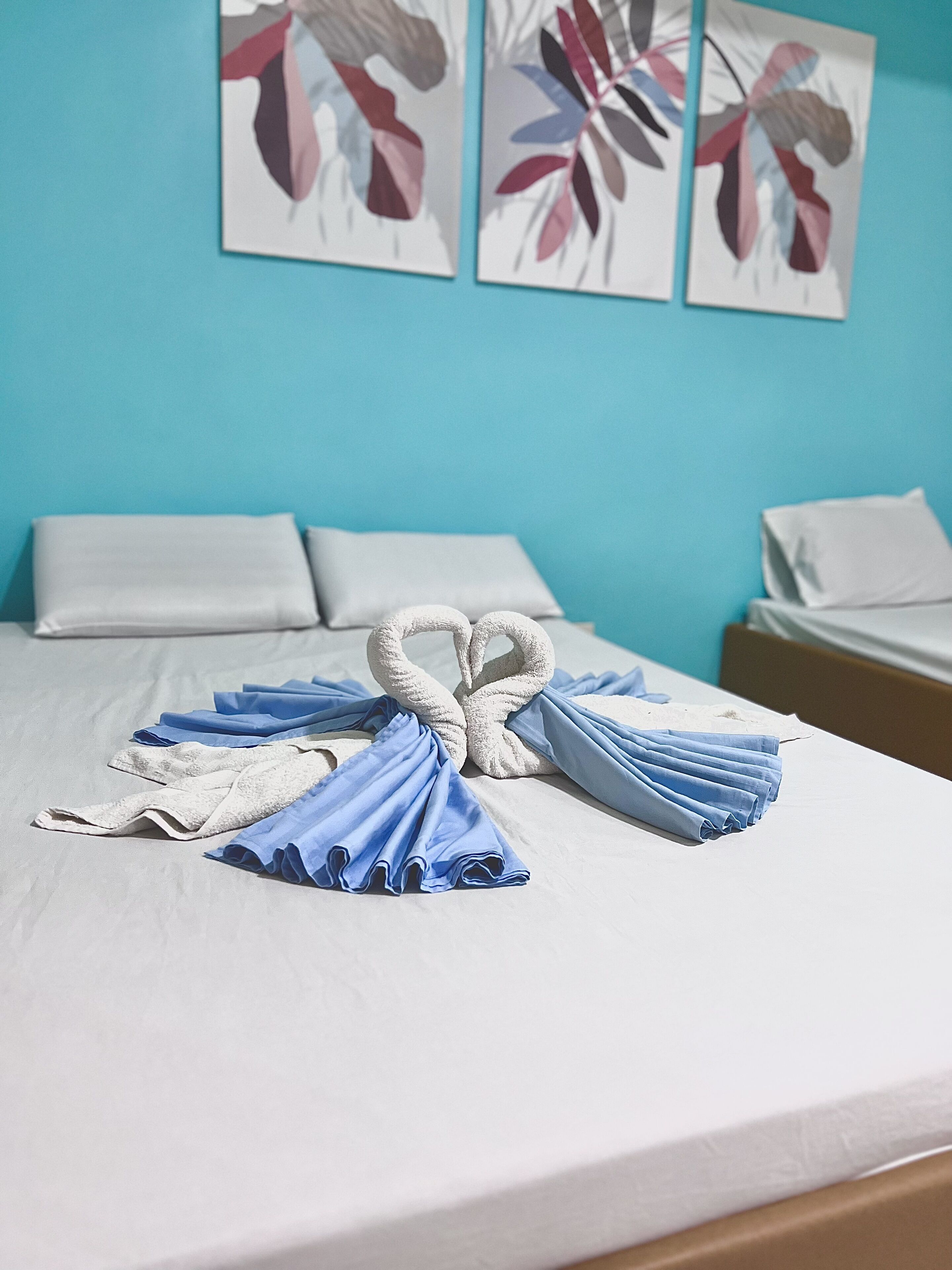 Standard-Dreibettzimmer | Schreibtisch, laptopgeeigneter Arbeitsplatz, schallisolierte Zimmer