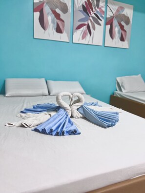 Escritorio y espacio para trabajar con laptop