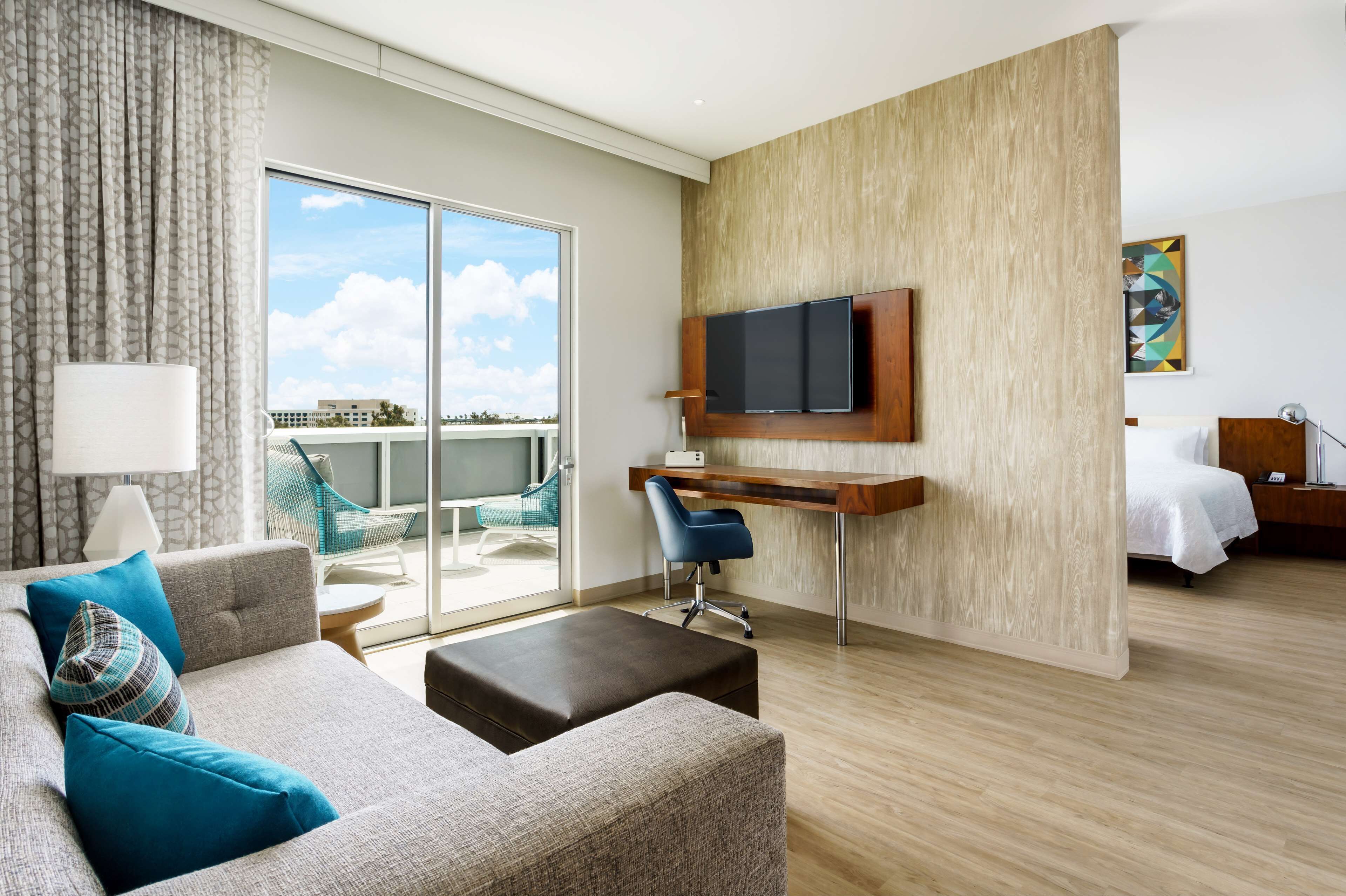 room, 1 king bed, accessible, non smoking (roll in shower) | 1 bedroom, in-room safe, desk, laptop workspace