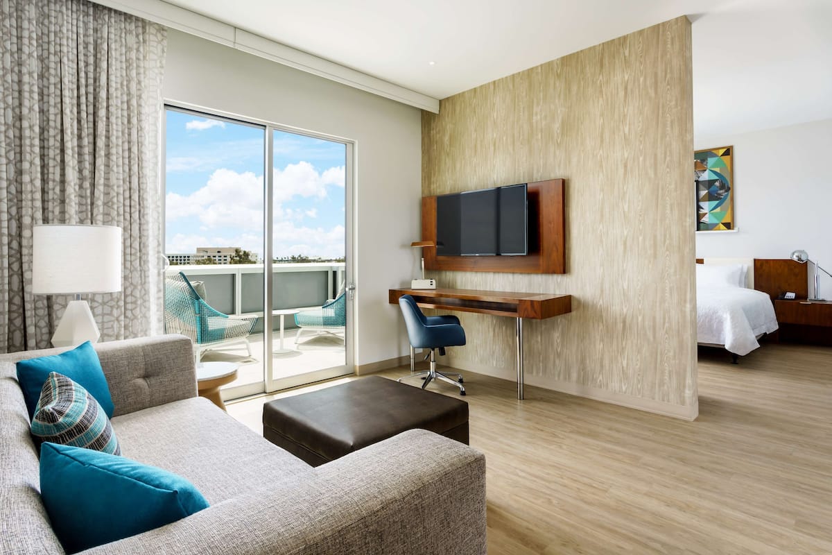 room, 1 king bed, accessible, non smoking (roll in shower) | 1 bedroom, in-room safe, desk, laptop workspace