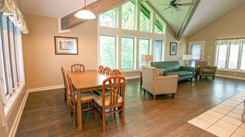 Deluxe Villa, 2 Bedrooms, 2 Bathrooms, Lakeside | In-room dining
