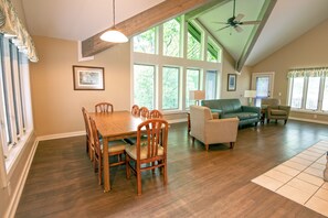 豪華別墅, 2 間臥室, 2 間浴室, 湖畔 | 房內用餐區