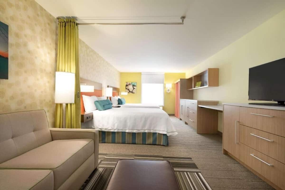 Hypo-allergenic bedding, in-room safe, desk, blackout curtains