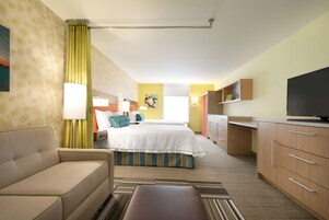 Ropa de cama hipoalergénica y caja de seguridad en la habitación 