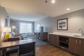 Suite, 1 King Bed, Non Smoking, Refrigerator & Microwave | Blackout drapes, iron/ironing board, free cribs/infant beds - Hampton Inn Chicago North-Loyola Station (Chicago)
